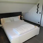Sixine House, Long Weekend Special * Ovifat